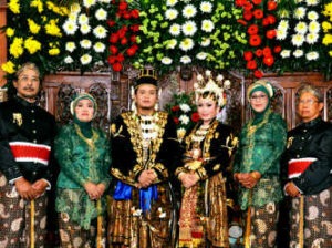 resepsi-pernikahan-Merryend-Merona-dan-wicaksono-oleh-maheswari-wedding-organizer